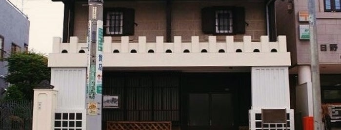 Mr. Watanebe's house (kura) is one of 都選定歴史的建造物.