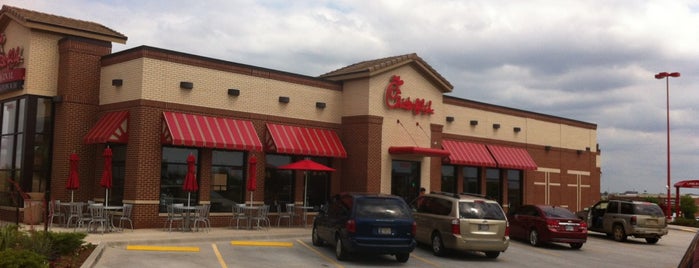 Chick-fil-A is one of Lugares favoritos de Travis.