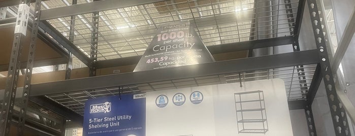Lowe's is one of Andrewさんのお気に入りスポット.