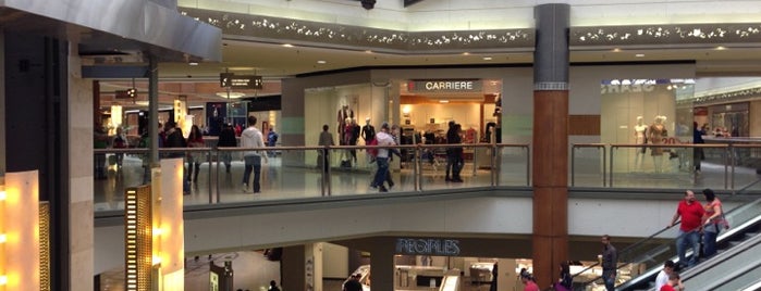CF Rideau Centre is one of Alanさんのお気に入りスポット.