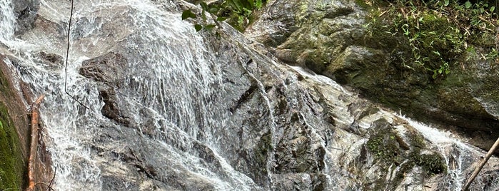 Maekampong Waterfall is one of Posti che sono piaciuti a Ilya.