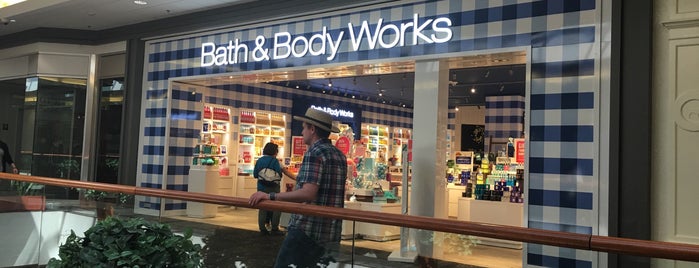 Bath & Body Works is one of Locais curtidos por Meredith.