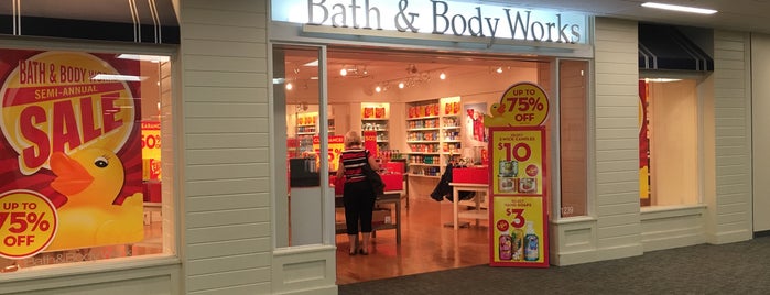 Bath & Body Works is one of Meredithさんのお気に入りスポット.