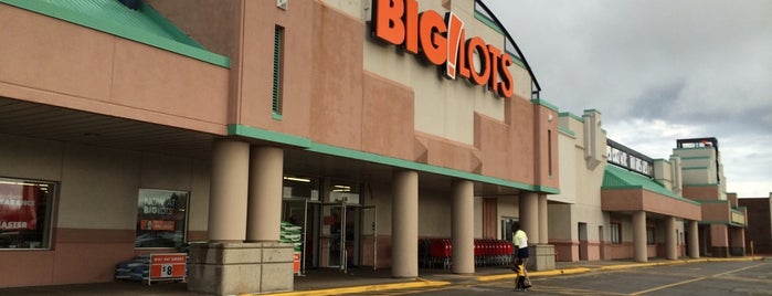 Big Lots is one of Meredithさんのお気に入りスポット.