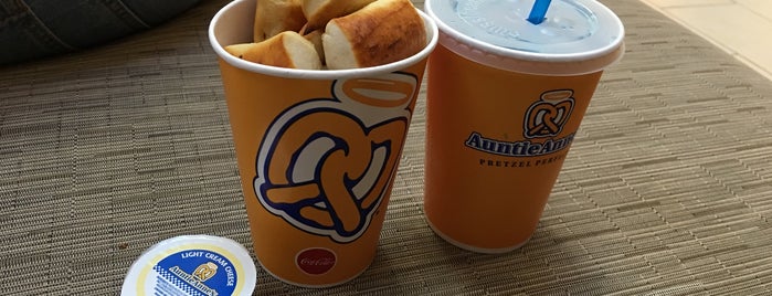Auntie Anne's is one of สถานที่ที่ Meredith ถูกใจ.