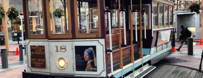 Powell Street Cable Car Turnaround is one of San Francisco Tourists' Hits.