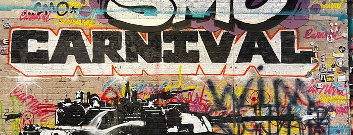 Leake Street Graffiti Tunnel is one of Londra.