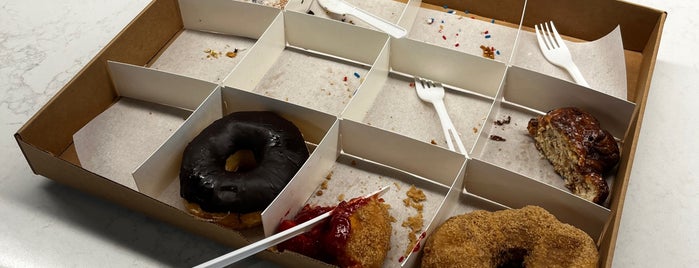 Do-Rite Donuts & Chicken is one of New CHI.