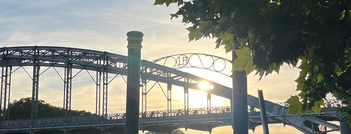 La Démesure sur Seine is one of Paris, je t'aime.