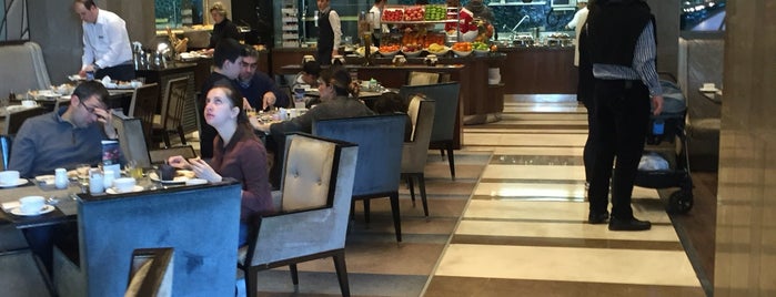 Hilton Bursa Executive Lounge is one of Tempat yang Disukai Erkan.