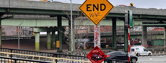 Battery Bridge is one of Brooklyn.