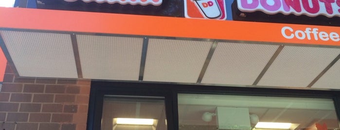 Dunkin' is one of Lugares favoritos de Valerie.