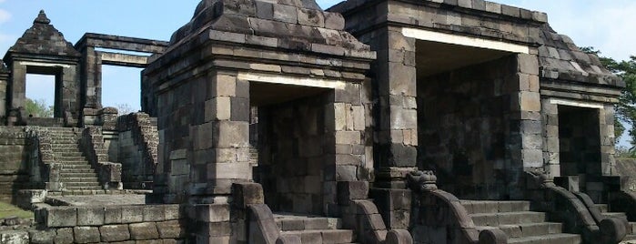 Kraton Ratu Boko (Ratu Boko Palace) is one of Djogdja.