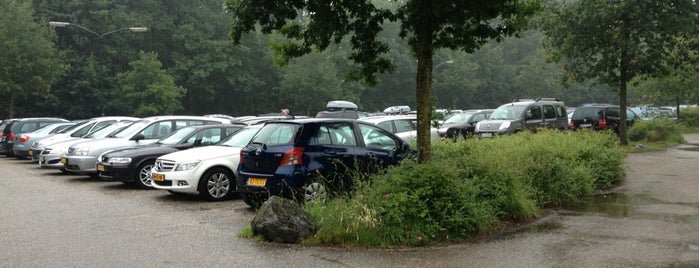 Parkeerplaats Het Heijderbos is one of Locais curtidos por Theo.