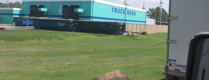 Blue Beacon Truck Wash of Memphis South TN is one of edwardさんのお気に入りスポット.