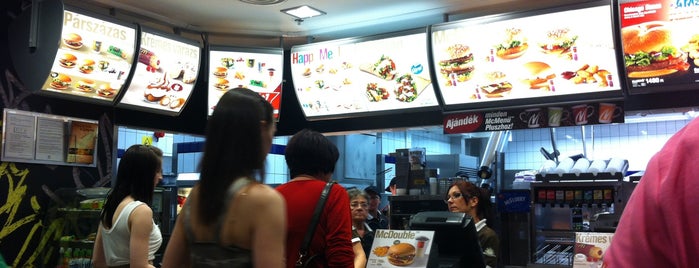 McDonald's is one of Lieux qui ont plu à Simon.