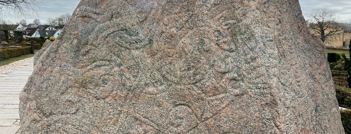 Jelling Mounds, Runic Stones & Church is one of Tibor'un Beğendiği Mekanlar.