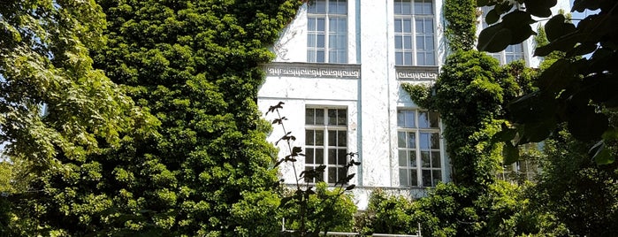 Volkshochschule (VHS) Mitte Standort Wedding is one of Locais curtidos por Comedor de Xis.