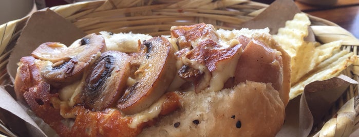 Furter Hot Dogs Gourmet is one of Locais curtidos por Itzell.