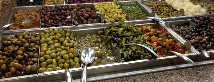 Whole Foods Market is one of Lugares favoritos de Divya.