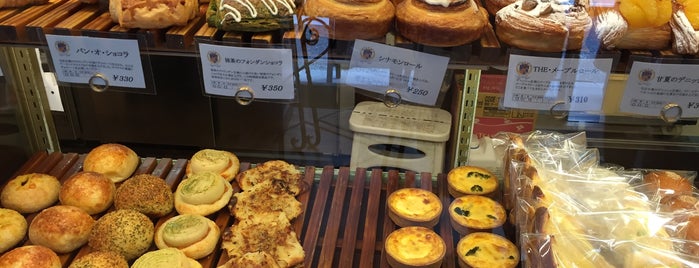 Boulangerie et Cafe Main Mano is one of 週末の朝食向けパン屋さん.