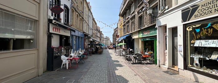 Boulogne-sur-Mer is one of Holiday Destinations.