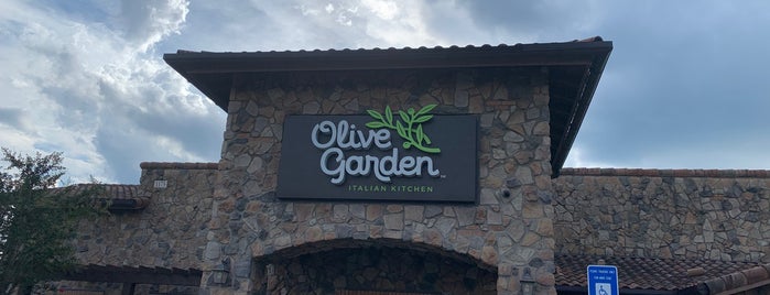Olive Garden is one of Tempat yang Disukai Chris.