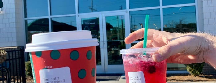 Starbucks is one of Tempat yang Disukai Emily.