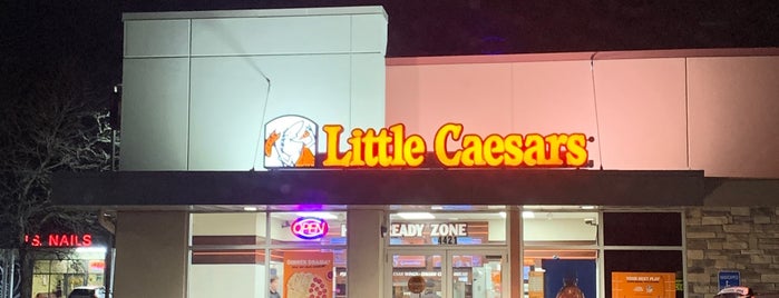 Little Caesars Pizza is one of Tempat yang Disukai Kristin.