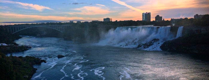 Niagara Falls (Canadian Side) is one of Lugares favoritos de Caroline.