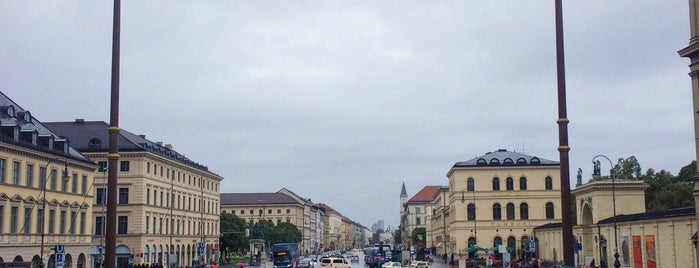 Odeonsplatz is one of Lugares favoritos de Caroline.