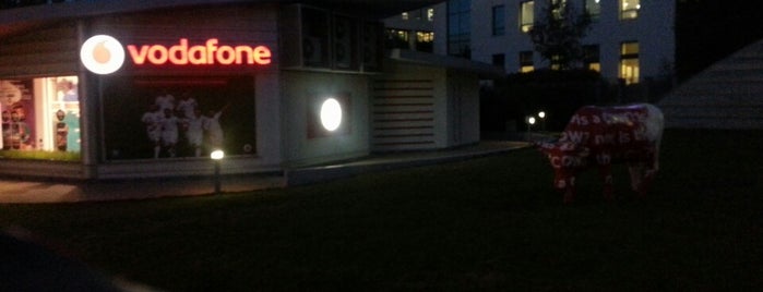 Vodafone is one of สถานที่ที่ ma ถูกใจ.