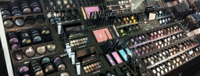 SEPHORA is one of Lugares favoritos de Jessica.