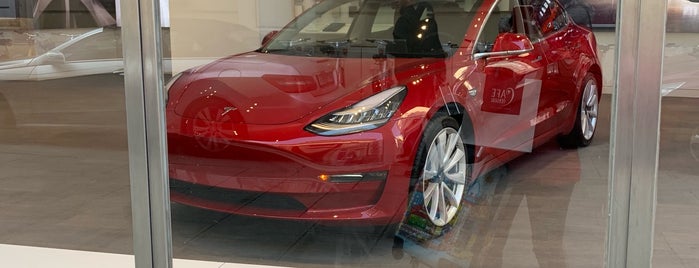 Tesla Store is one of İlkay 님이 좋아한 장소.