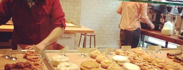 Firecakes Donuts is one of Tempat yang Disukai abigail..