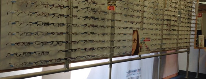 America's Best Contacts & Eyeglasses is one of Lieux qui ont plu à Vallyri.