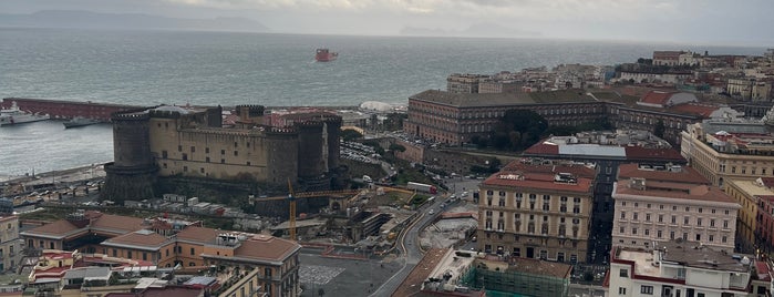 Hotel NH Napoli Panorama is one of Marco'nun Beğendiği Mekanlar.