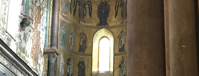 Duomo di Cefalù is one of Lugares favoritos de Silvia.