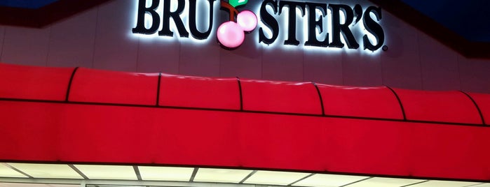 Bruster's Ice Cream is one of สถานที่ที่ Cralie ถูกใจ.