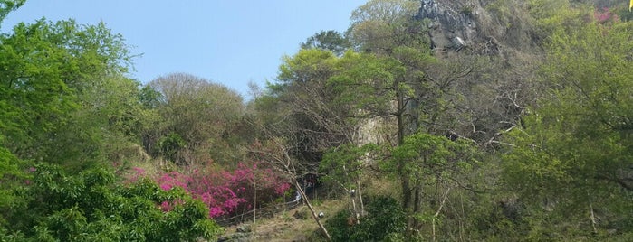 Núi Đá Dựng is one of Lugares favoritos de Alexandra.