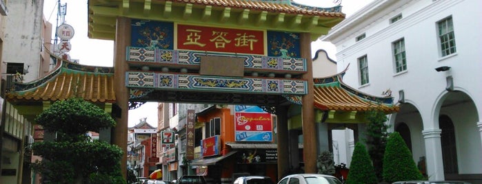 Chinatown, Kuching is one of สถานที่ที่ ꌅꁲꉣꂑꌚꁴꁲ꒒ ถูกใจ.