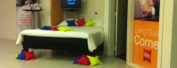 Hotel Ibis is one of Tempat yang Disukai Claudia.