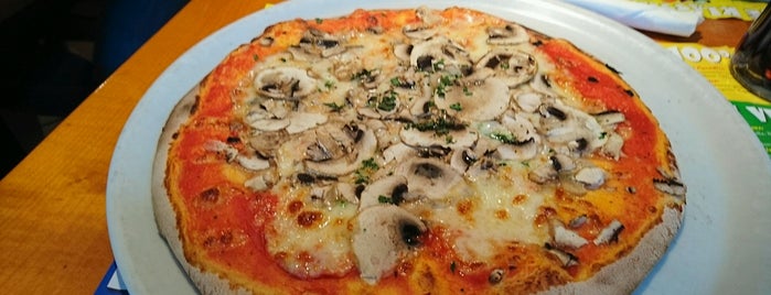 Pizza Crocodiles is one of innsbruck food.