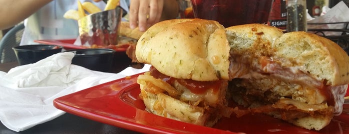 Red Robin Gourmet Burgers and Brews is one of Kaitlynさんのお気に入りスポット.