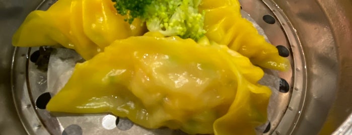 J. Zhou Oriental Cuisine is one of Lugares favoritos de Mark.