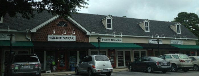 The Shoppes at Saltbox Village is one of สถานที่ที่ Arthur ถูกใจ.