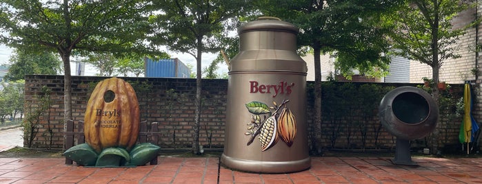 Beryl's Chocolate Wonderland is one of Tempat yang Disukai ꌅꁲꉣꂑꌚꁴꁲ꒒.