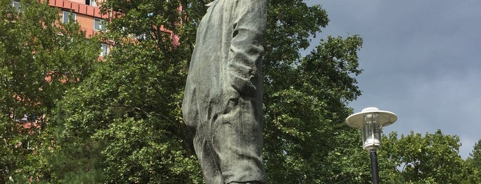Vladimir Mayakovsky Monument is one of День 1.