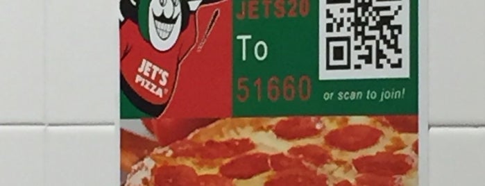 Jet's Pizza is one of Lugares favoritos de Matt.