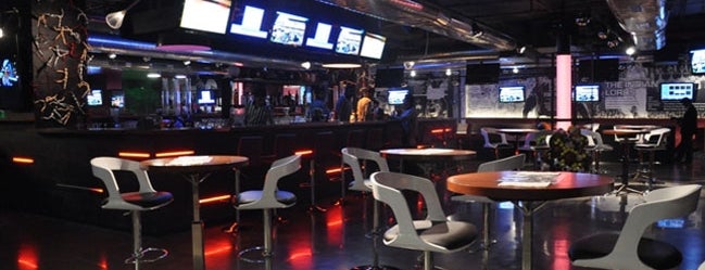 Underdoggs Sports Bar & Grill is one of Favourite.